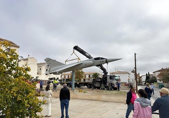Una grúa coloca el Mirage FI cedido por a Huéscar