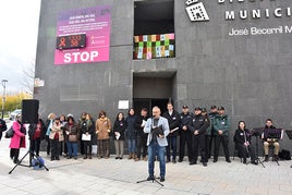 El alcalde de Baza, Pedro Justo Ramos, abrió el acto central del 25-N