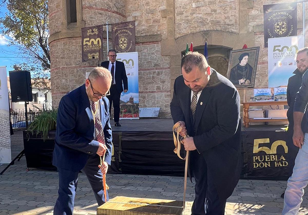 El alcalde Jesús Fernández y el parlamentario Mariano Castillo depositan la capsula del tiempo