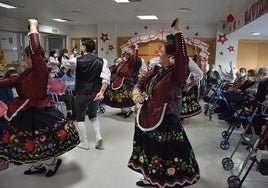 El Grupo Municipal de Coros y Danzas en las residencias de Baza