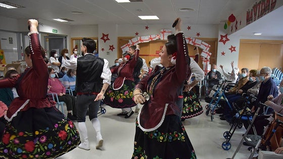 El Grupo Municipal de Coros y Danzas lleva la Navidad a las residencias de mayores