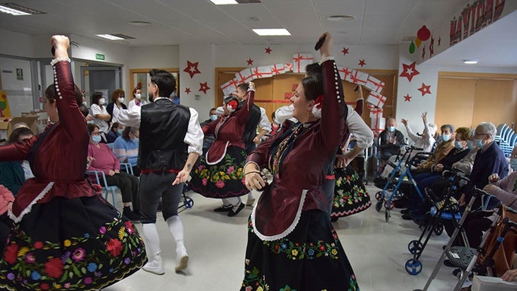 El Grupo Municipal de Coros y Danzas lleva la Navidad a las residencias de mayores