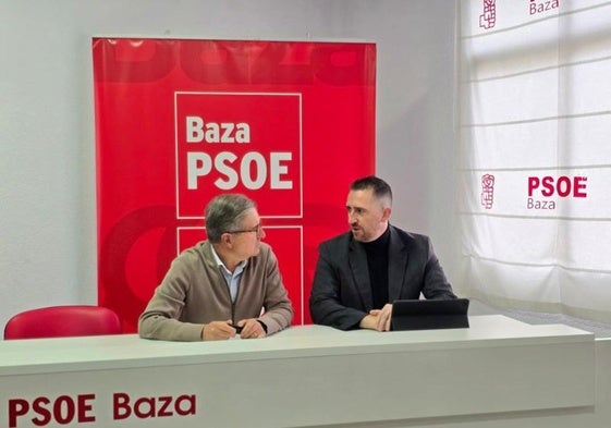 Manolo Gavilán y Juan Francisco Torregrosa en la sede del PSOE de Baza