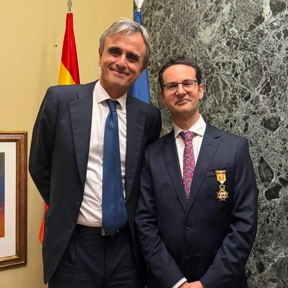El músico bastetano Calio Alonso recibe la Cruz de la Orden de Isabel la Católica