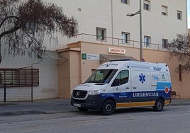 Ambulancia del SUAP en la puerta de Urgencias de Antención Primaria de Baza