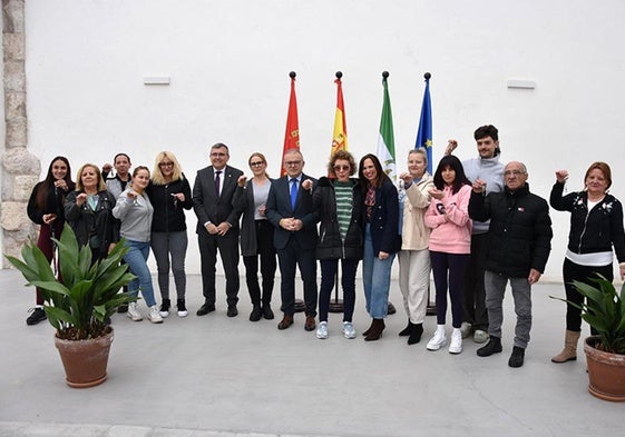 Consejera, subdelegado y alcalde con los nuevos inquilinos