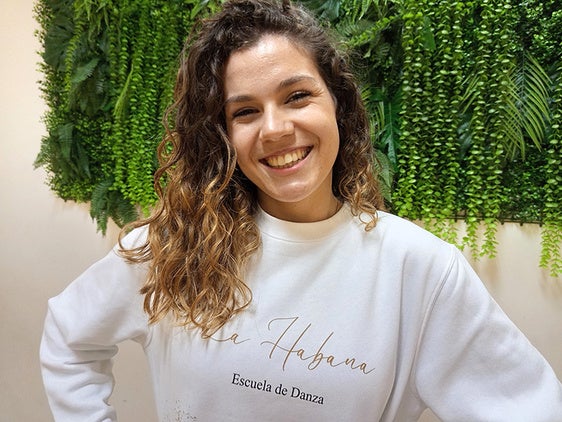 La joven que regresó a sus raíces para llenar de baile el pueblo de su familia
