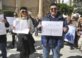 Un manifestante con un cartel pidiendo la dimisión del director gerente del Hospital de Baza