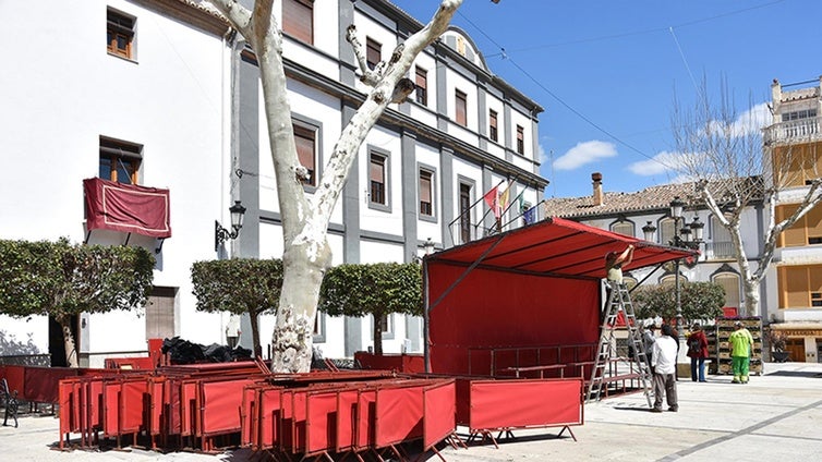 Baza se engalana para la Semana Santa