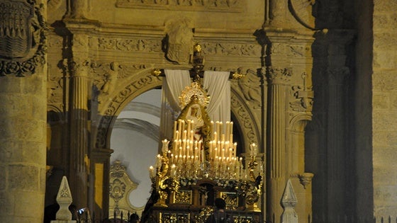 Baza refleja la sencillez y la belleza de María ante la cruz