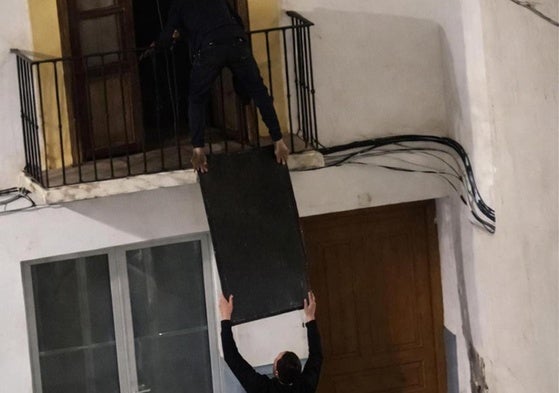 Momento en el que los ladrones sacan una televisión por el balcón