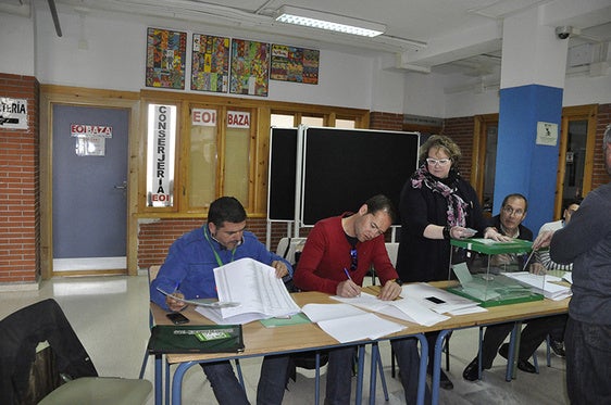 Mesa electoral en Baza