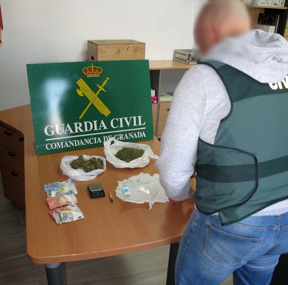 La Guardia Civil desarticula un punto de venta de droga en Caniles