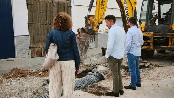 Alcalde y concejales visitando las obras me mejora del abastecimiento