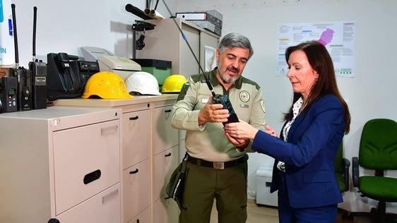 Fina Martínez visita en Baza las instalaciones desde las que se coordina la vigilancia y el control ambiental en 37 municipios