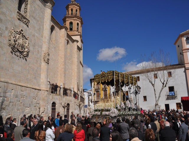 La Virgen de los Dolores y el Cristo del Descendimiento se lucen en una mañana soleada en Baza