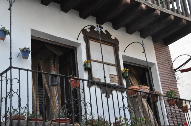 Roban el lienzo de la imagen religiosa de la balconada de madera de la plaza San Juan  de Baza