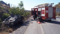 Los bomberos de Baza rescatan a una joven tras sufrir un accidente de tráfico en la carretera de Caniles
