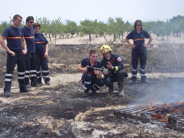 Voluntarios de Protección Civil de Baza mejoran su preparación  ante incendios forestales