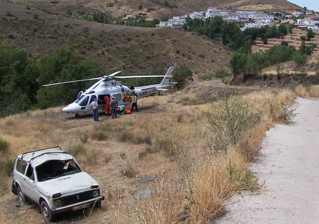 Los bomberos de Baza  actúan en un accidente de tráfico que tuvo lugar ayer en la aldea de Bailén