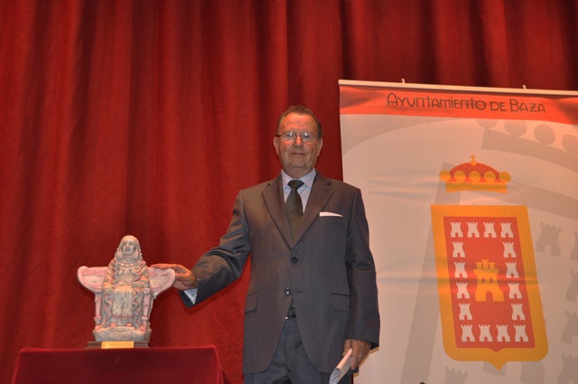 Sebastián Manuel Gallego Morales recibe su más que  merecido premio “Dama de Baza  a la Cultura” 2012