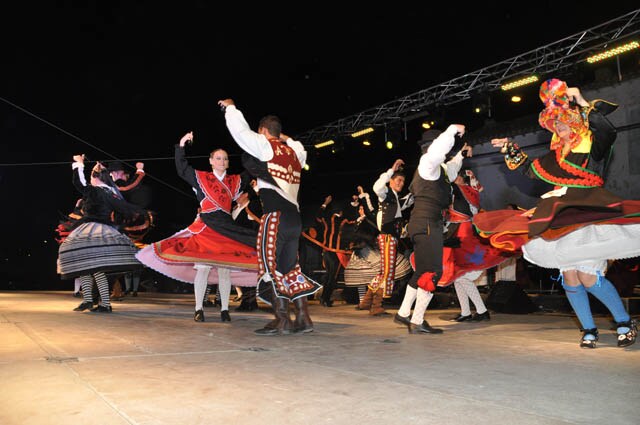 Más de 1.500 personas asisten a la primera jornada del XXVII Festival de Folklore de Baza