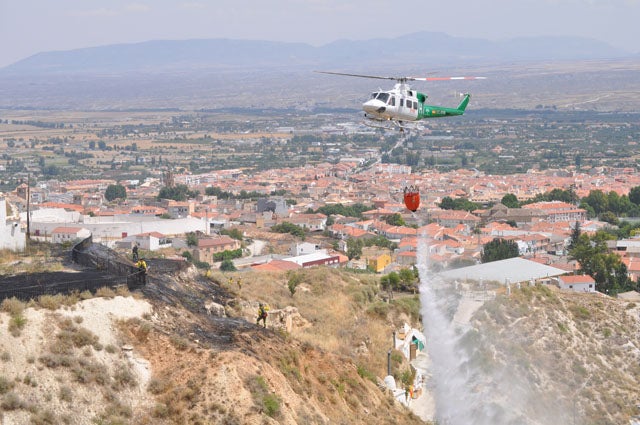 Dos nuevos incendios al parecer intencionados en dos lugares habituales de Caniles y  Baza