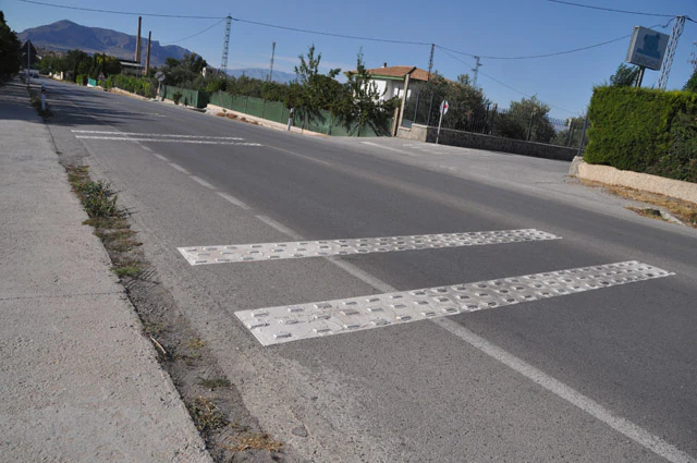 Instaladas bandas reductoras de velocidad en la confluencia de la vía verde y la carretera Baza a   Caniles