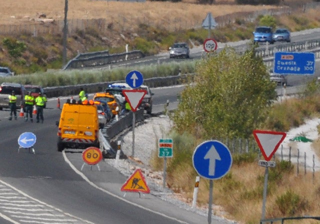 Muere una mujer tras salirse de la vía el coche que conducía en la A-92- en Baza