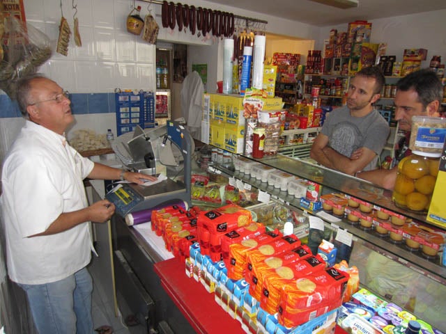 La Cofradía de los Mendez dona un lote de alimentos a Caritas Baza