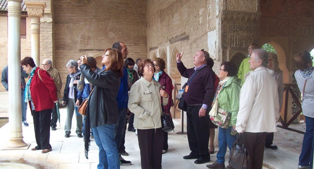 Aula Permanente de la Universidad de Granada en Baza visita la Alhambra y Las Gabias