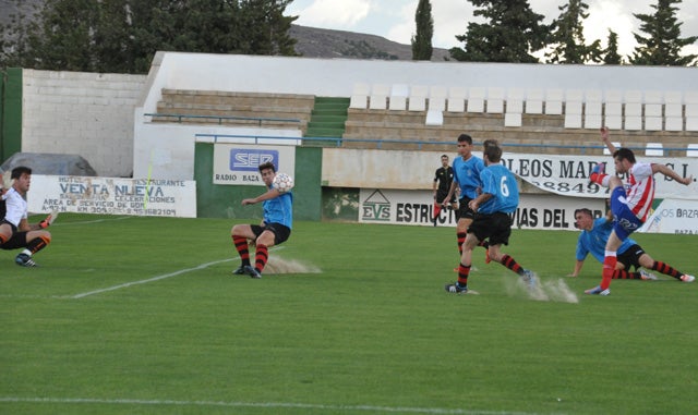 El Baza deja abierto el partido y el árbitro facilita el empate del Cúllar Vega