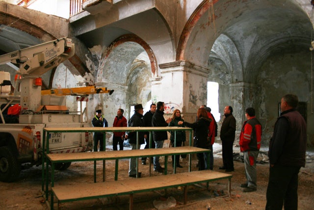 Tecnicos de la consejería de Fomento estudian el estado de la antigua iglesia de San Jerónimo