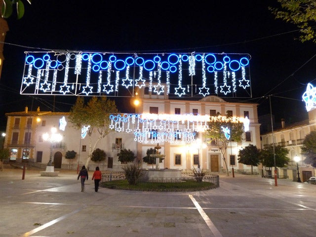 Las luces de Navidad en Baza se encenderán hoy 3 de diciembre como medida de apoyo al comercio local
