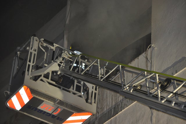 Un incendio obliga a desalojar un edificio en Baza