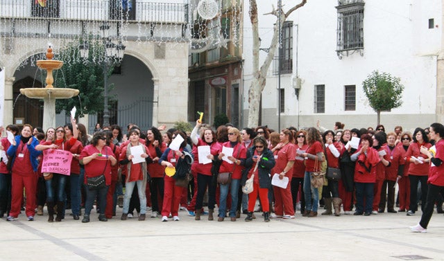 Las 200 trabajadoras de la ayuda a domicilio de Baza se manifiestan a favor de su jefe