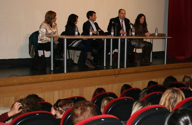 El Ayuntamiento se reúne con las auxiliares de la Ayuda a Domicilio y la empresa adjudicataria