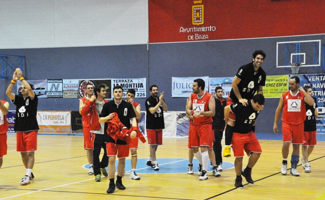 Victoria y liderato para el SDI Baloncesto Baza ante el Athinasport Churriana