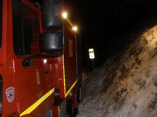 Los bomberos rescatan a dos personas atrapadas con su coche en la nieve
