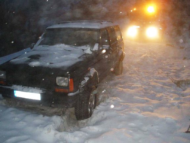 Los bomberos de Baza  rescatan  a cinco personas atrapadas en la nieve