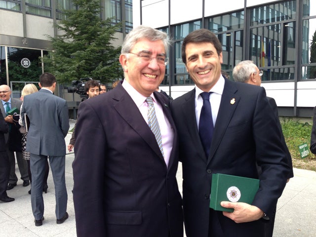 El alcalde de Baza y presidente del Patronato de la UNED recibe un reconocimiento con motivo del 40 aniversario de la Universidad a Distancia