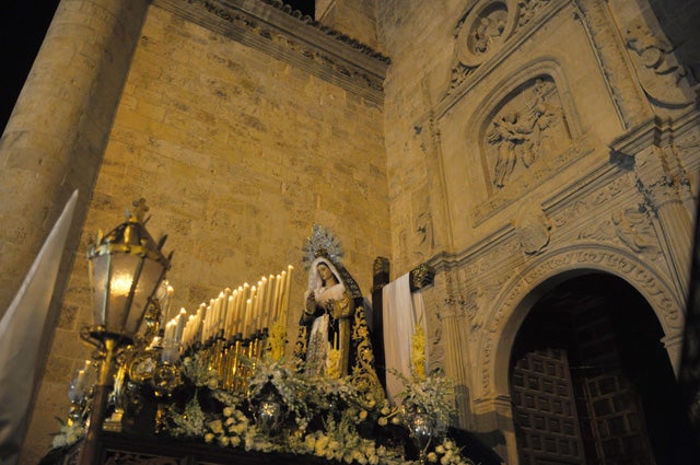 La Hermandad de la Santa Cruz  pudo realizar su desfile procesional
