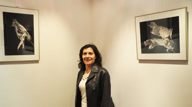 Lola Maleno expone “Flor de Luz” en el hotel Tres Sierras de Gor