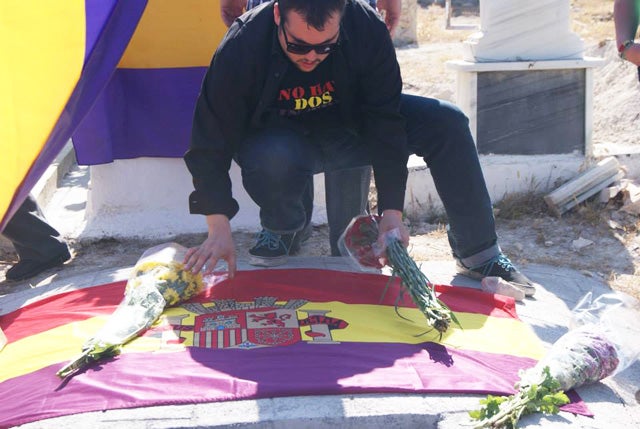 Ofrenda floral en la fosa común de los republicanos represaliados tras la guerra civil