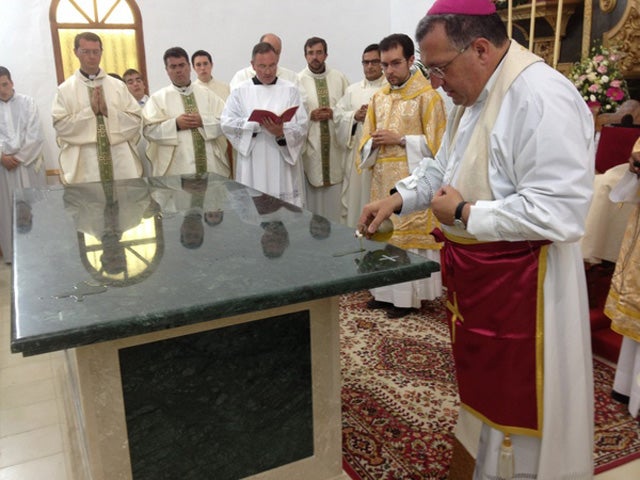 El Obispo de Guadix consagra el altar de la iglesia de Campo Cámara