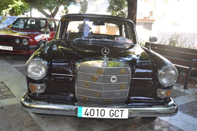 Más de 70 coches participan en la VI concentración de vehículos clásicos de Caniles