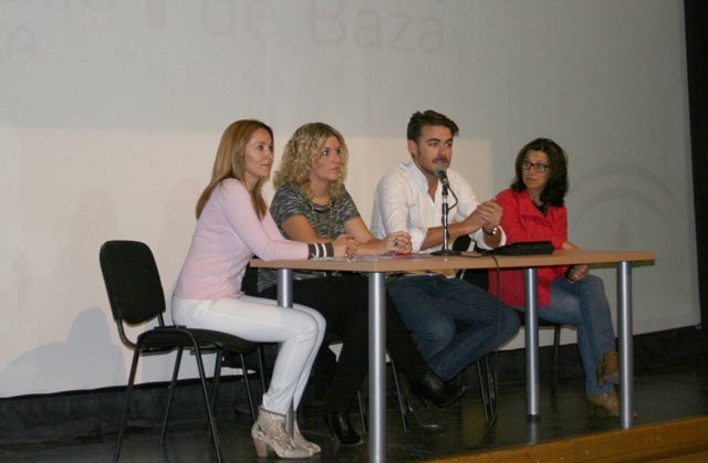 Alumnos de bachiller y secundaria reciben información para prevenir la violencia de género