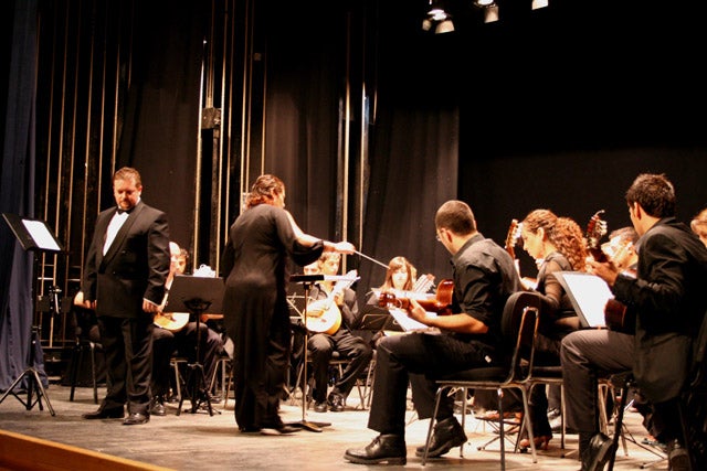 La Orquesta de Laúdes Españoles Velasco Villegas actúa en la Fuente de las Batallas, dentro de la campaña Granada sin fronteras.