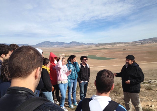 Alumnos de arqueología visitan los  yacimientos arqueológicos de Puebla de Don Fadrique