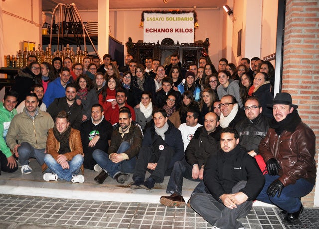 Costaleros solidarios de Baza recogen  cientos de kilos de alimentos para Cáritas
